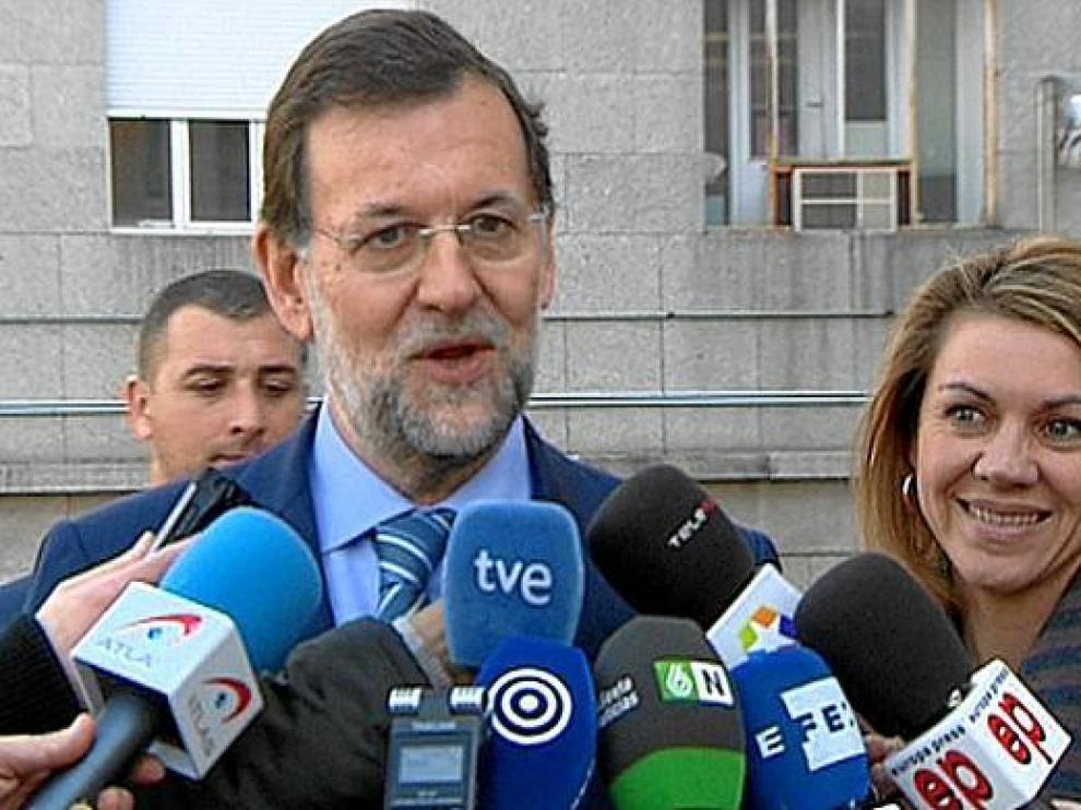 Mariano Rajoy y María Dolores de Cospedal atienden a los medios tras visitar a Aguirre, ayer.