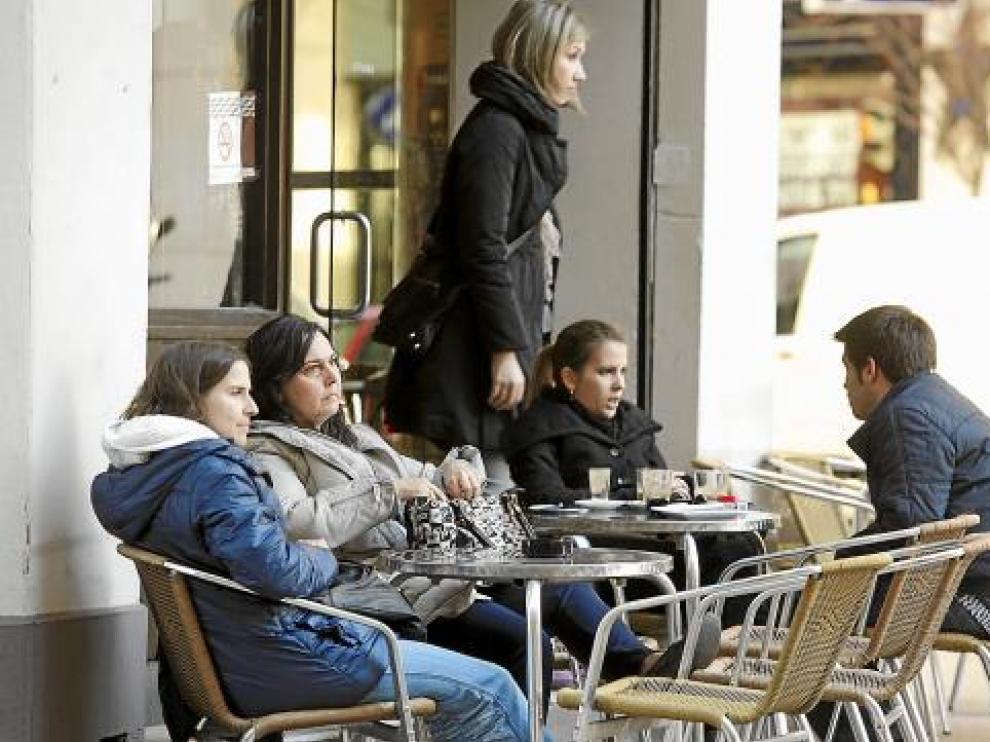 Las agradables temperaturas hacen que las terrazas estén más concurridas de lo normal.
