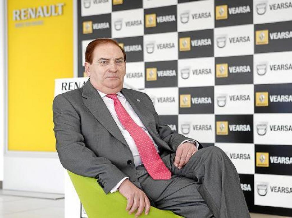 Carlos Gracia posa en el concesionario de Renault que visitó ayer en Zaragoza.