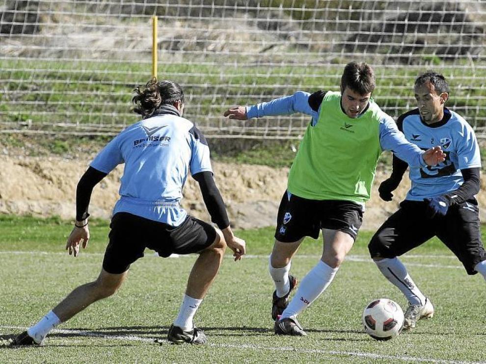 Galán trata de salvar la oposición de Robert y Ochoa durante el entrenamiento de ayer en el Montearagón.