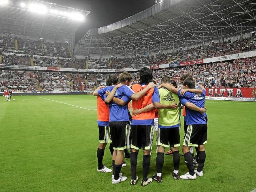 El Real Zaragoza, hecho una piña en el estadio gijonés antes de comenzar el partido del año pasado. Hacía 12 temporadas que no jugaba allí.