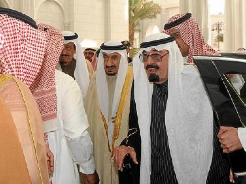 El octogenario rey saudí llega a su palacio de Riad, ayer.