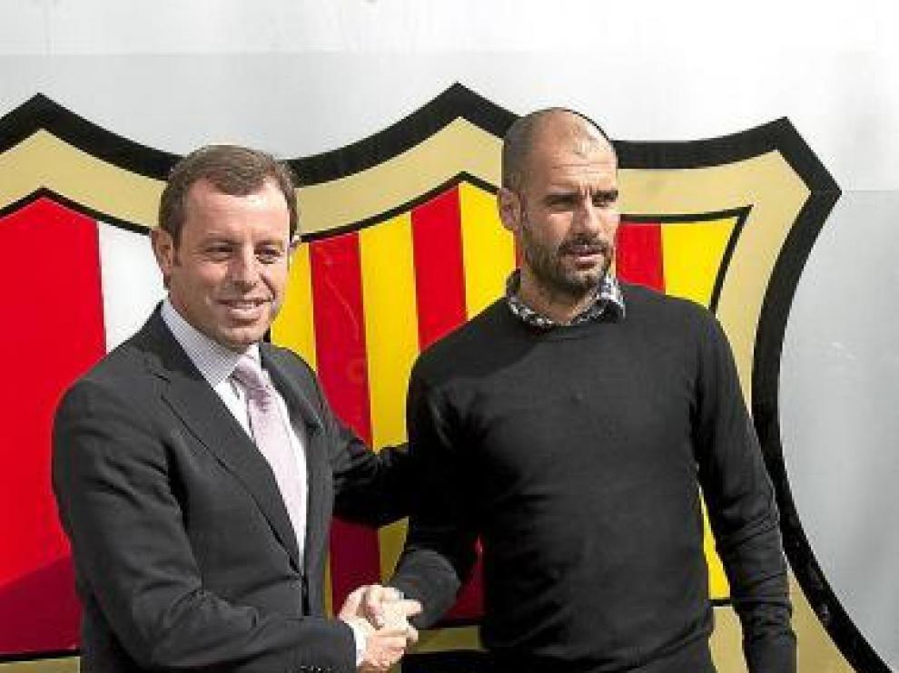 Sandro Rosell y Josep Guardiola, ayer tras la firma del contrato.