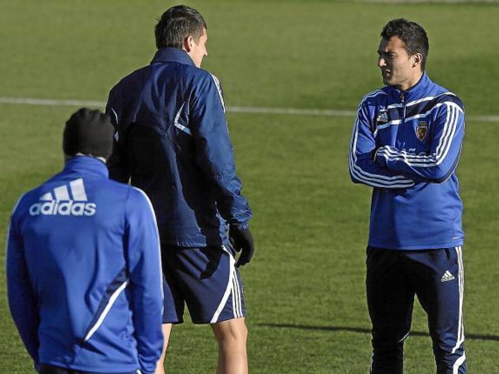 Ivan Obradovic charla con su compañero Adam Pinter al inicio del entrenamiento.