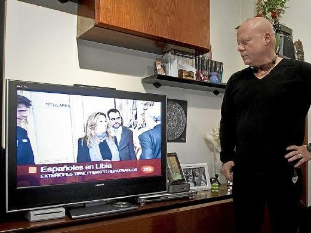Mario Sanz contempla las noticias sobre Libia, ayer en su casa en Zaragoza.