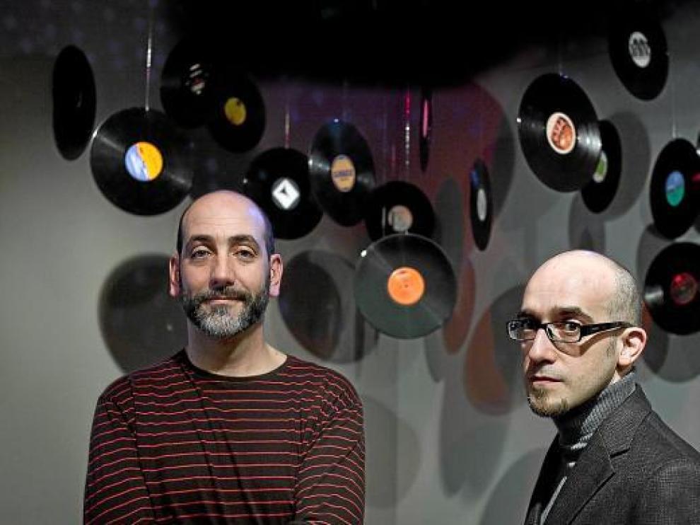 Pedro Vizcaíno (izquierda) y Víctor Gomollón, comisarios de la exposición.