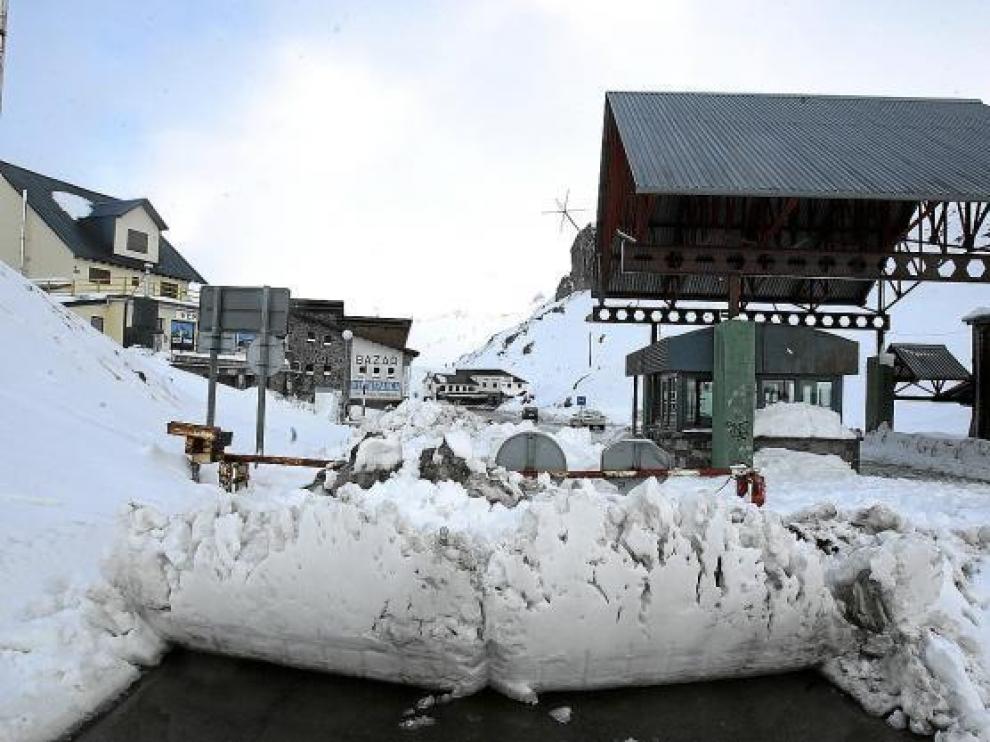 Una barrera de nieve obligaba a los vehículos a darse la vuelta en la frontera en el Portalet.
