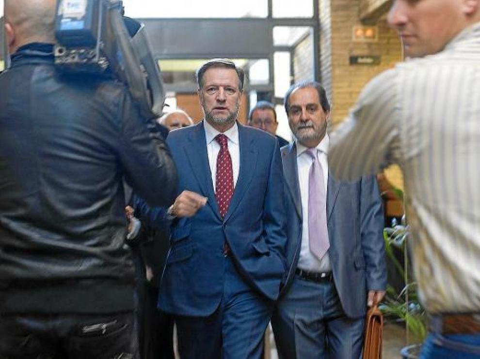 Marcelino Iglesias, a su llegada a un pleno de las Cortes, junto al consejero Velasco.