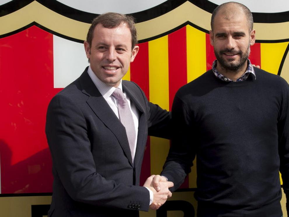 Guardiola y Rosell se estrechan la mano tras la firma del nuevo contrato del entrenador del Barça