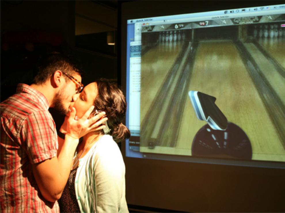 Dos personas jugando a 'Kiss Controller'