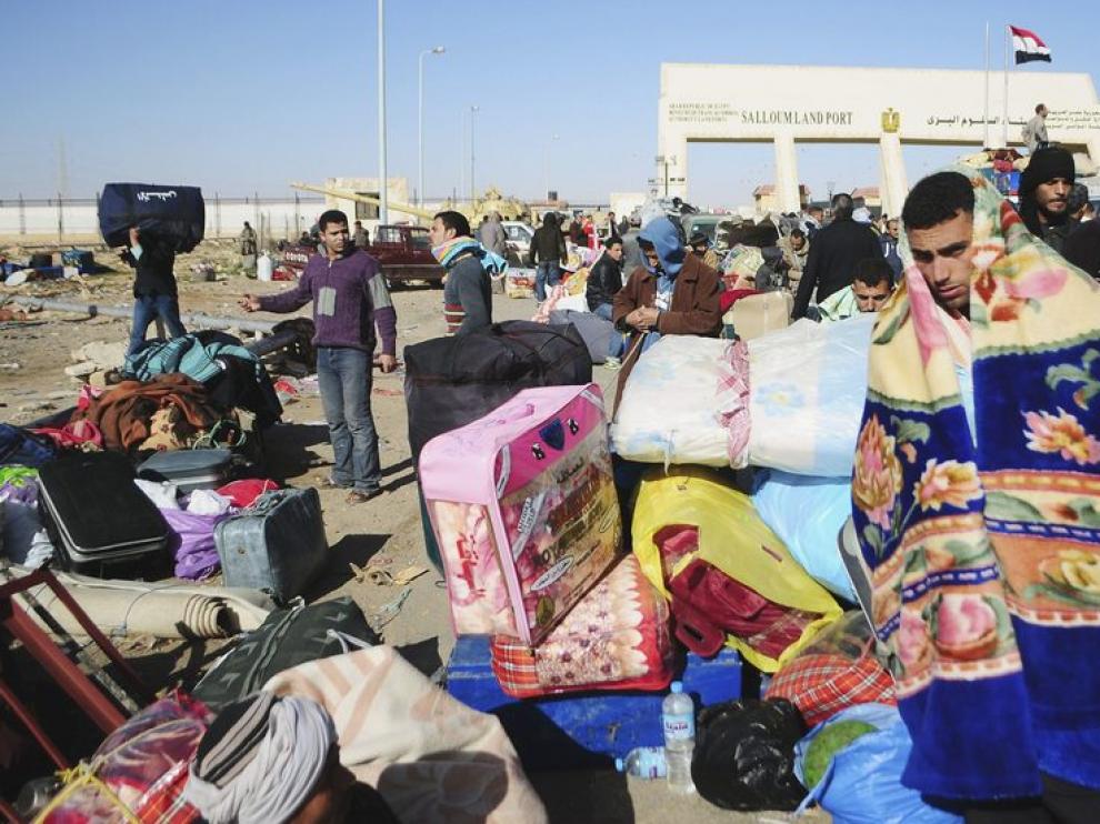 Ciudadanos egipcios huyen de Libia en el puesto fronterizo de Salloum