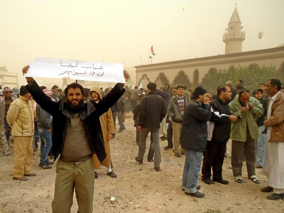 Un grupo de manifestantes durante una concentración contra el gobierno de Gadafi, en la ciudad porturaria de Tobruk, al noroeste de Libia.