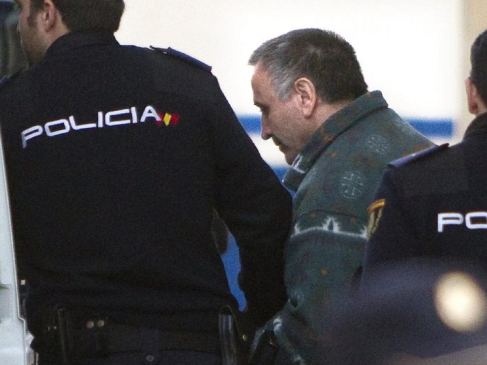 Efectivos de la Policia Nacional escoltan a Santiago Del Valle