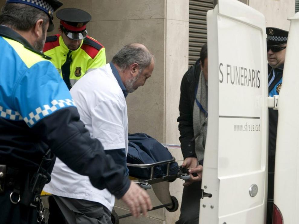 Forenses retiran el cadáver de la fallecida en Reus.