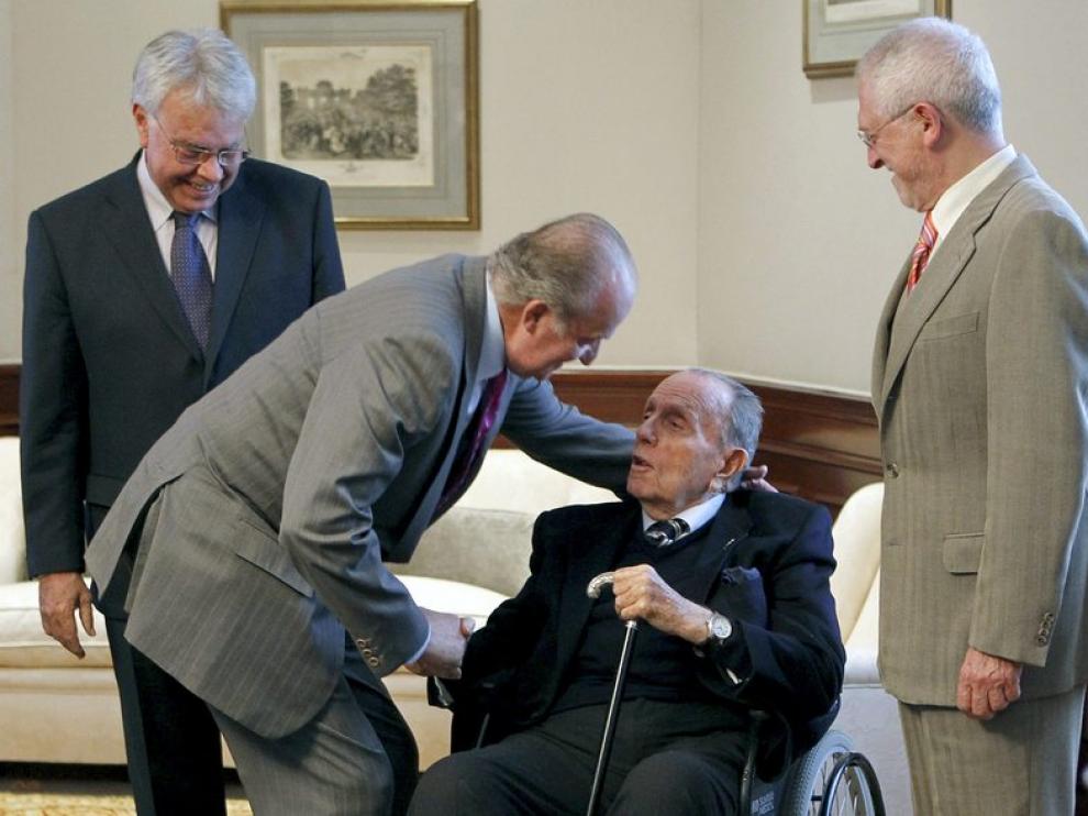 El Rey Don Juan Carlos charla animadamente con Manuel Fraga