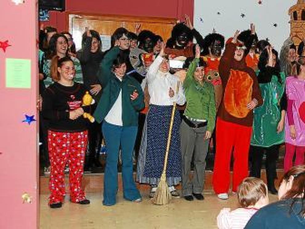 Las alumnas del grado superior de Educación Infantil, en diferentes momentos de su actuación.