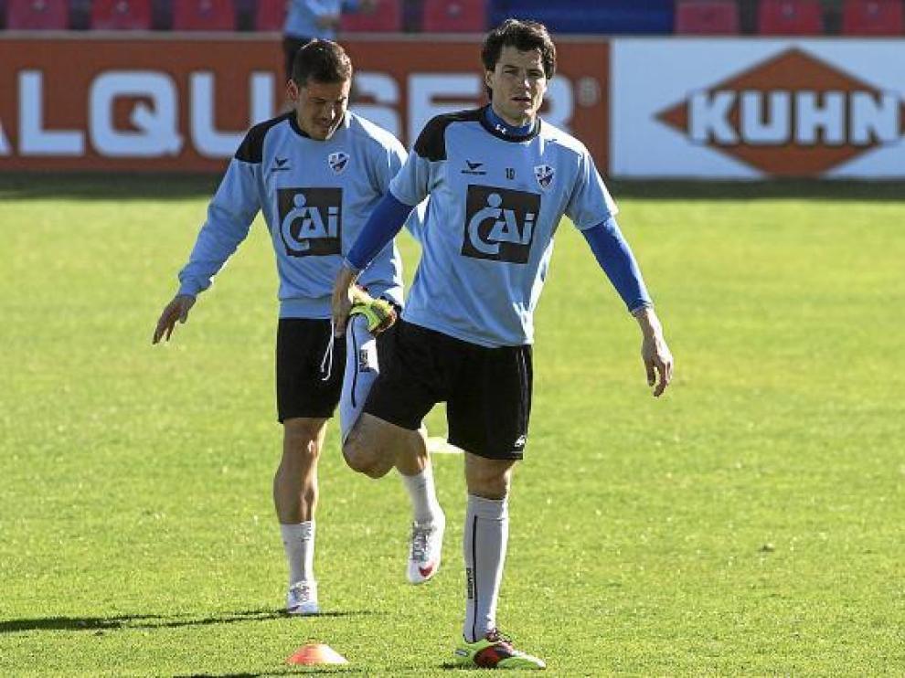 Camacho, secundado por Navas, en el entrenamiento de ayer en El Alcoraz.