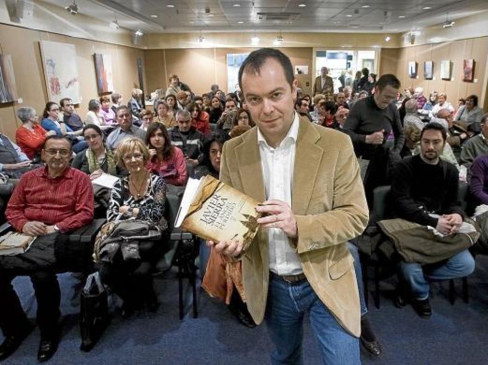 Javier Sierra, con su última novela, en una imagen de archivo