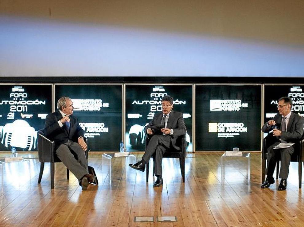 El director de Anfac, Luis Valero, el consejero de Industria, Arturo Aliaga, y el director de GM España, Antonio Cobo, ayer.