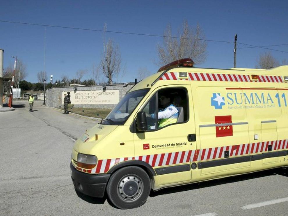 Una ambulanlancia traslada a uno de los heridos