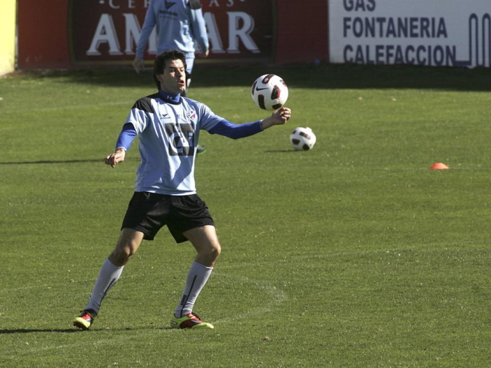 Juanjo Camacho controla el balón con el pecho durante un entrenamiento