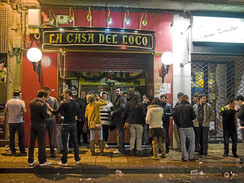 Primeros grupos de fumadores en las puertas de los bares y las discotecas.