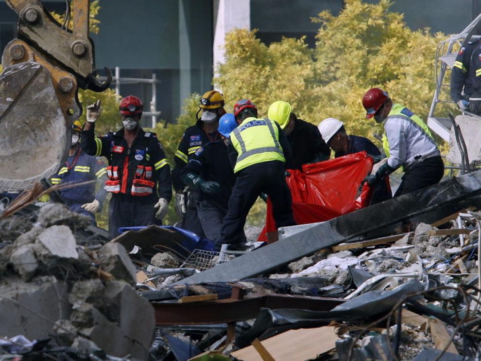 Los equipos de rescate trabajan contrarreloj
