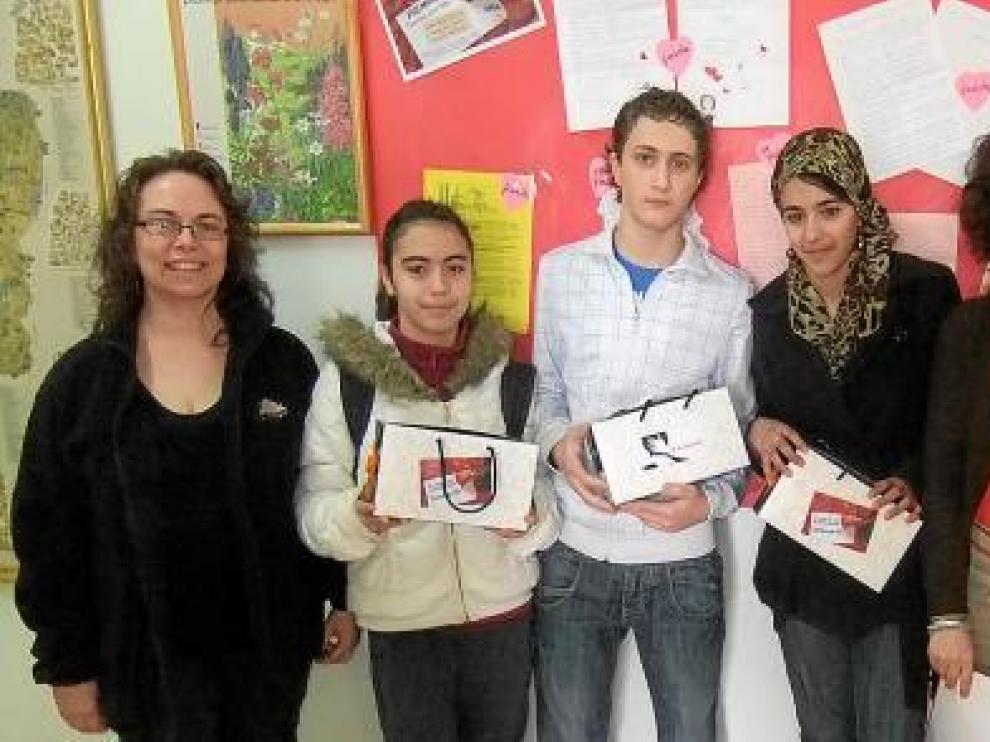 En el centro, los ganadores del Gaspar Lax, con las monitoras de 'De Ocio' y la profesora Cruz Ullod.