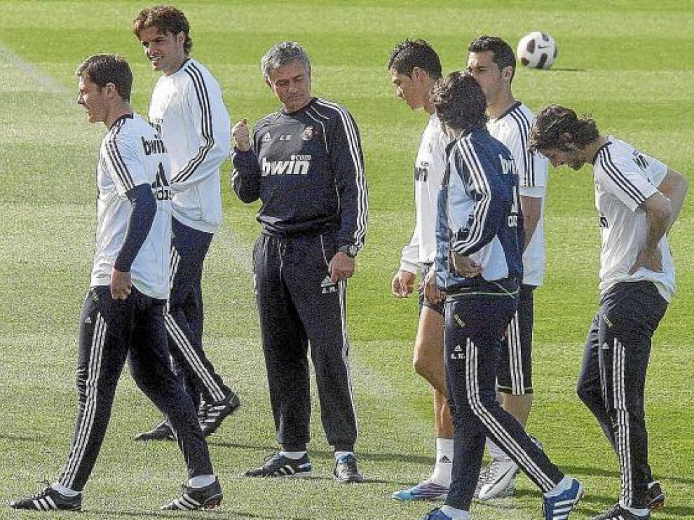Mourinho da instrucciones a sus futbolistas, durante el entrenamiento de ayer.