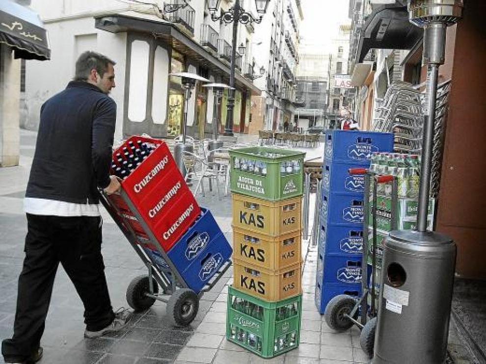 Un empleado de Distribuciones Fuertes repartiendo bebidas en la calle de Padre Huesca.