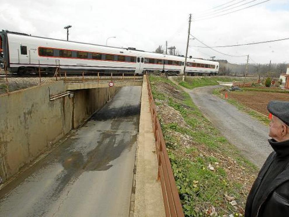 Teruel es la única capital sin tren a Madrid. En la foto, un convoy de la línea Teruel-Zaragoza.