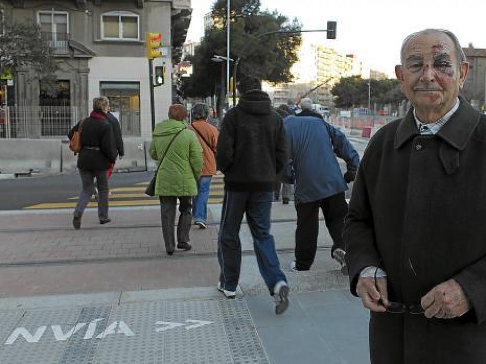 Serafín Santafé, delante del bordillo con el que tropezó.