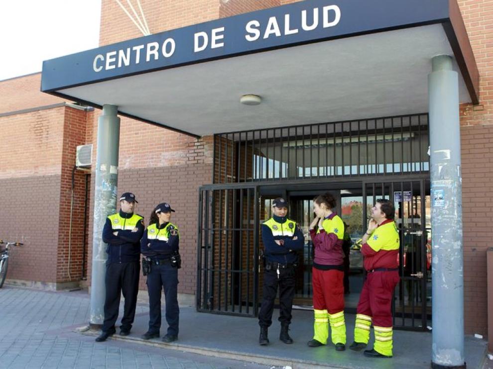 Policías y sanitarios permanecen a las puertas del centro de salud tras el ataque