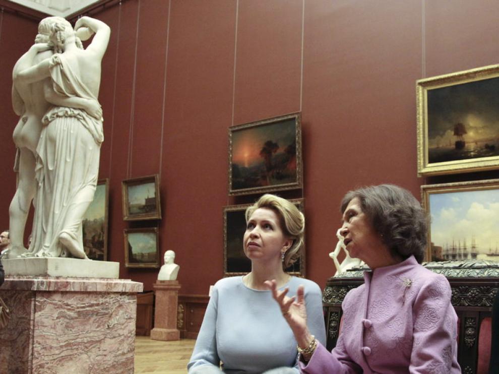 Doña Sofía y la esposa de Medvédev contemplan una obra del Museo Nacional ruso de San Petersburgo