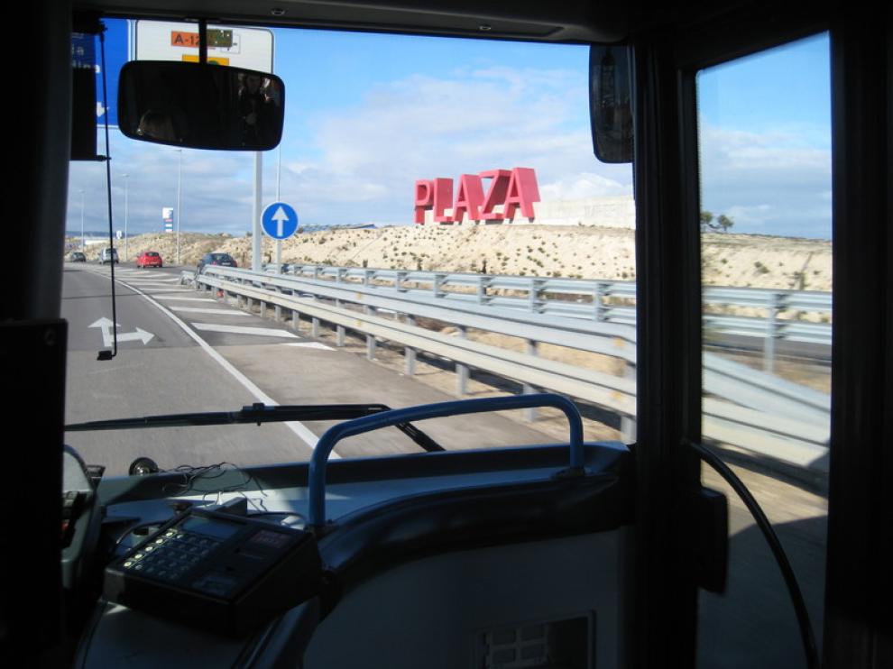 Un autobús llegando a Plaza Imperial.