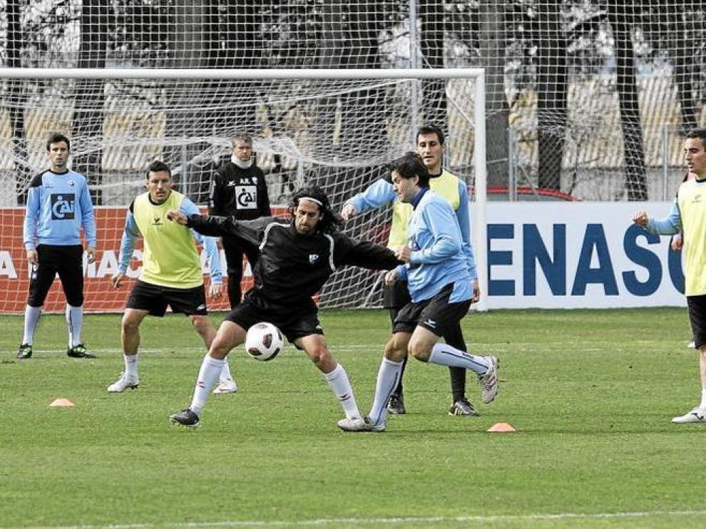 Gallardo controla una pelota con la oposición de Camacho durante el entrenamiento de ayer por la mañana en el IES Pirámide.