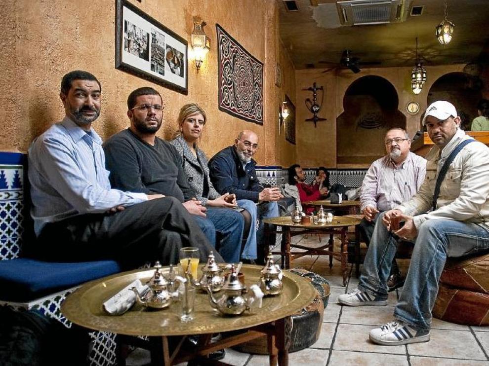 Abderraman Ben Chaabane, Sharef Abusia, Khadija Izidi, Atef Younes, Fawad Nahhas y Ali Shaad, en una tetería de Zaragoza.