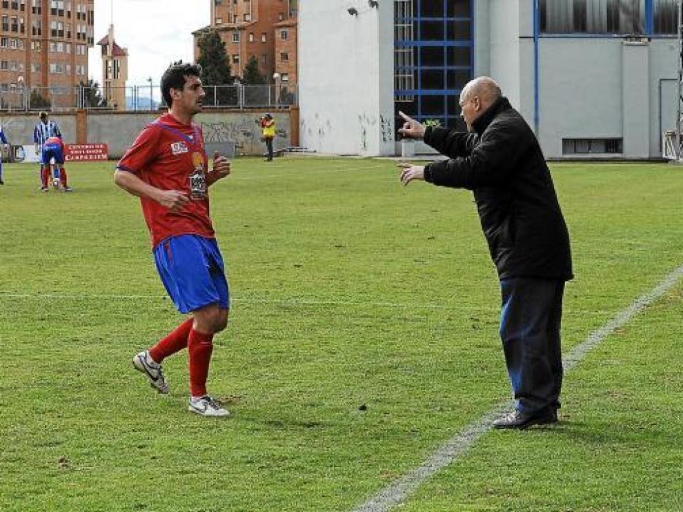 Calderé da instrucciones, durante el partido del pasado domingo ante el Atlético Baleares.