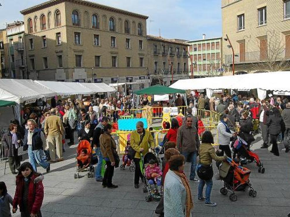 Fueron muchos los montisonenses que se acercaron hasta la plaza Mayor para aprovechar las ofertas.