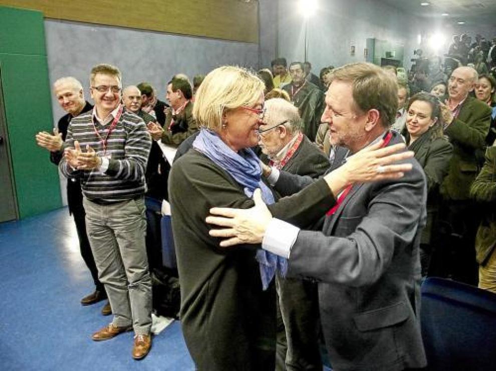 Eva Almunia y Marcelino Iglesias, ayer, en la clausura del comité regional del PSOE.