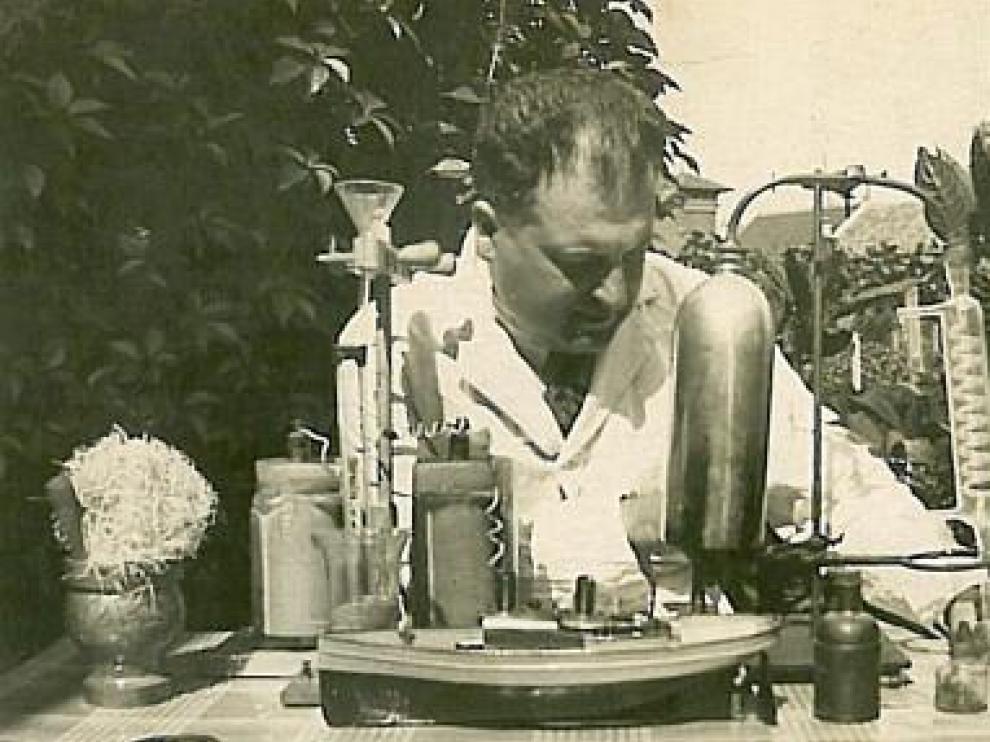 Suñén con el instrumental de sus experimentos en París.
