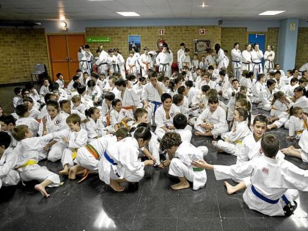 Alrededor de 400 karatecas participaron en una exhibición técnica.