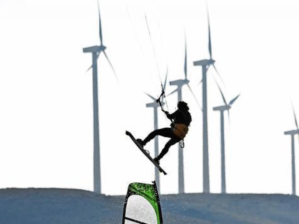 Practicantes de windsurf -con vela- y de kitesurf -con cometa-, el pasado jueves, en el embalse de La Loteta.