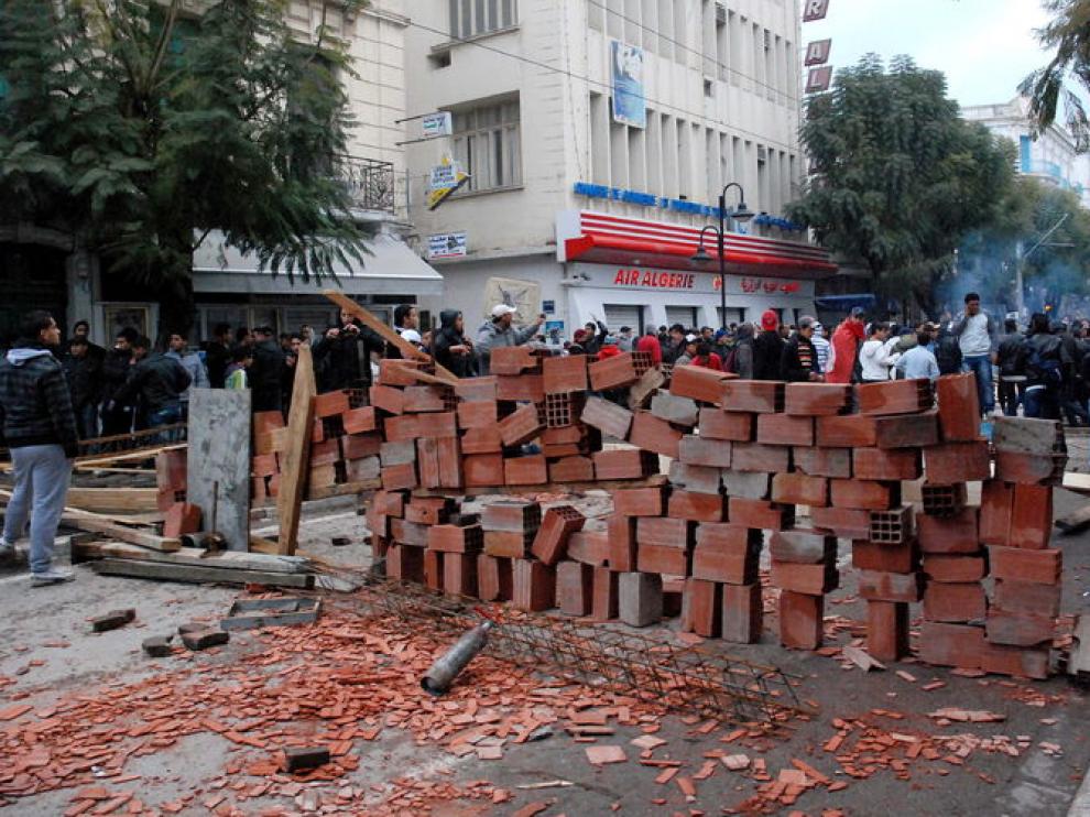 Barricada en las calles de la capital tunecina