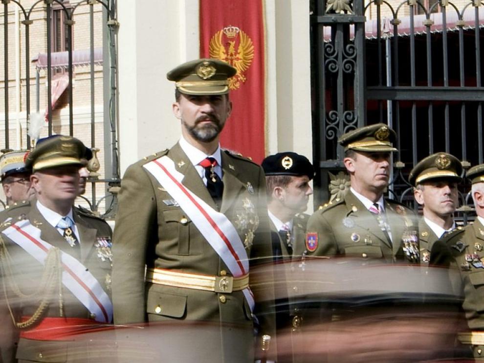 El príncipe Felipe, durante la parada militar celebrada al final del acto conmemorativo del XXV aniversario de la jura de bandera de la XLV Promoción de la Academia General Militar de Zaragoza