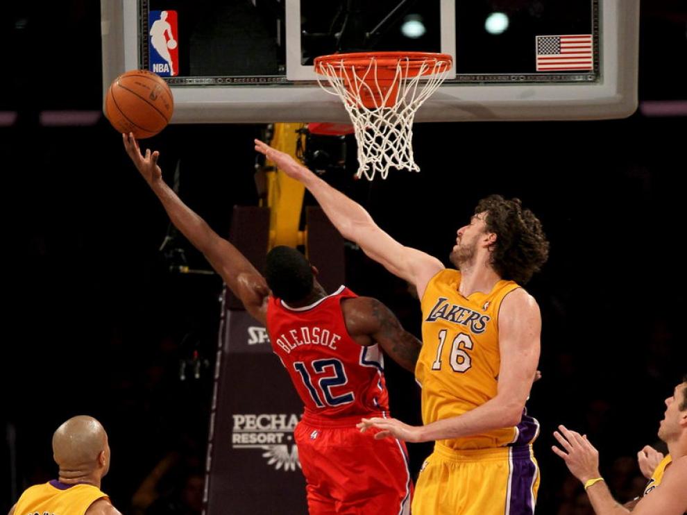 Gasol intenta evitar una canasta de los Clippers