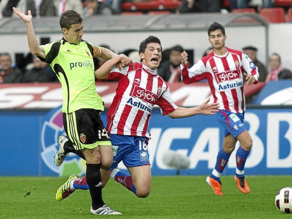 Gabi bloquea una carrera de André Castro, extremo derecho del Sporting y pesadilla ayer de Paredes.