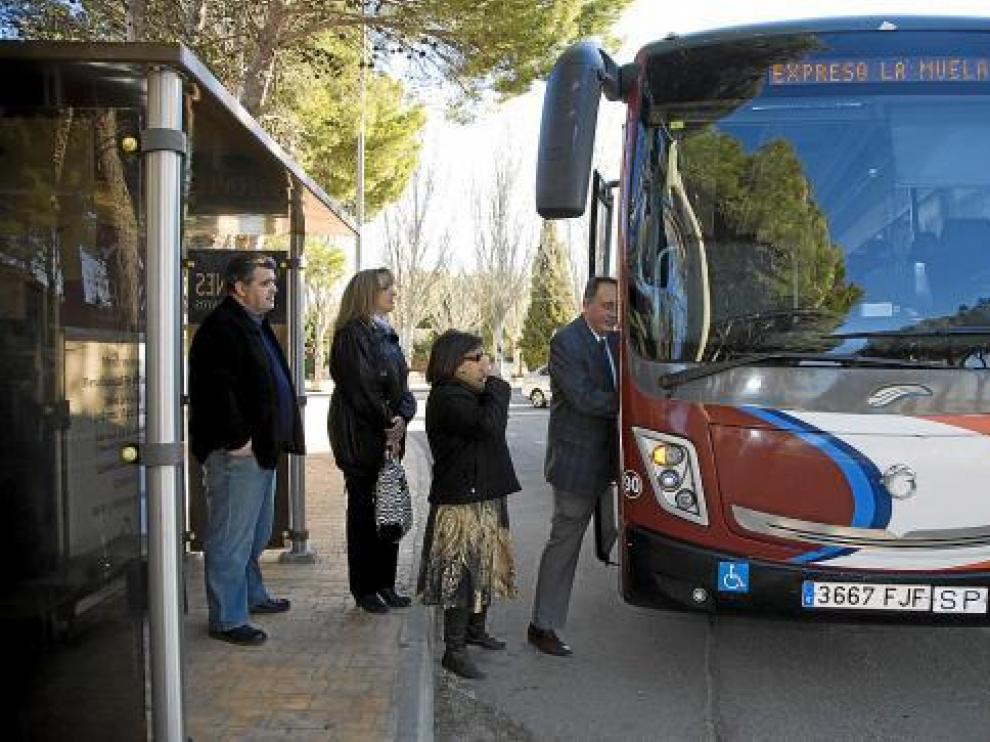 Cuatro miembros de la Asociación La Muela Sur se suben al autobús.