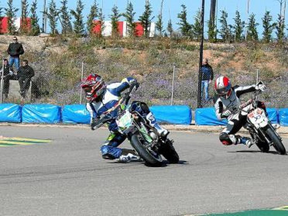 Los pilotos de Supermotard se estrenaron ayer en Alcañiz.