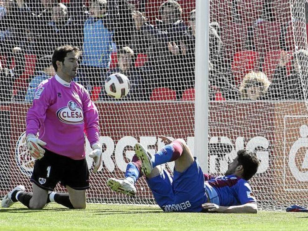Tariq cae al suelo por la inercia después de conseguir de brillante cabezazo el primer gol del partido. Cobeño, con gesto de resignación.